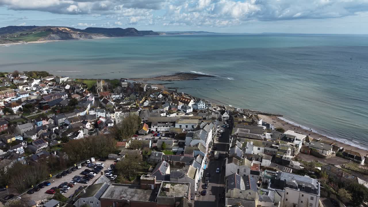 Città costiera Lyme Regis Devon Regno Unito, vista aerea con drone dall'alto.