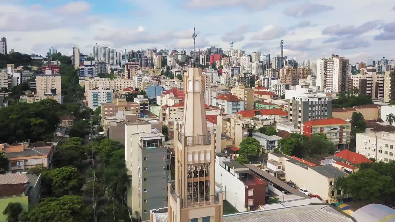 drone aéreo dando vueltas alrededor de la iglesia