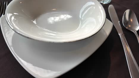 disposición de la mesa del restaurante