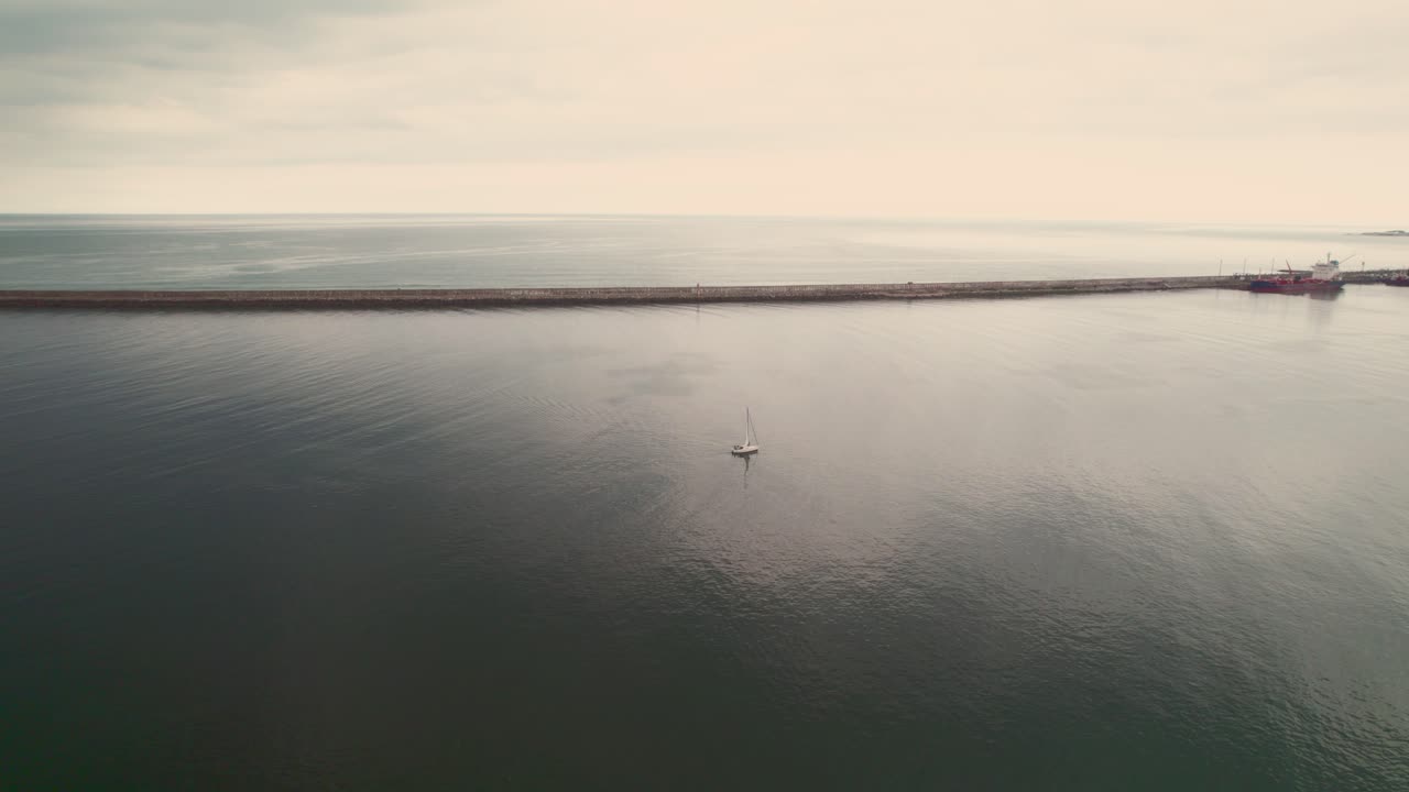 아르헨티나 마르 델 플라타 나우틱 클럽 항구에서 항해 보트에 접근하는 항공기