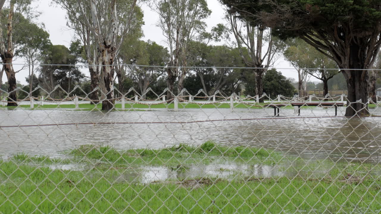 aguas de inundación en un parque suburbano