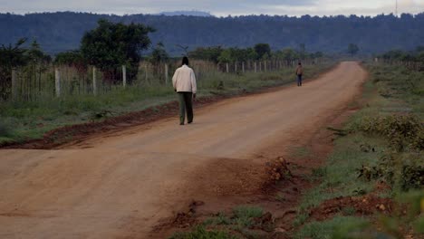 Afrikanischer-Mann-Geht-Auf-Langer,-Leerer-Straße