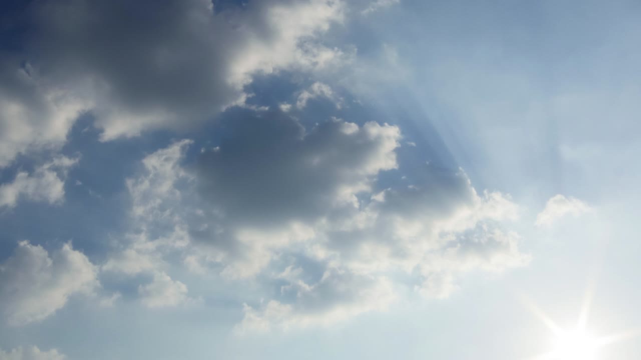 아름다운 은 하늘 움직이는 구름