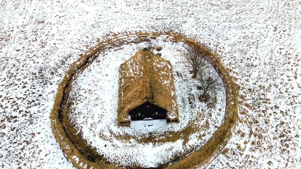 Jeden z nejmenších kostelů na Islandu. Letecké záběry v zimě.