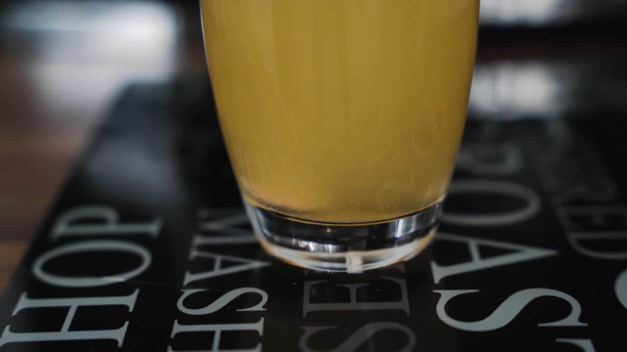 tableta efervescente naranja que se disuelve en agua, cerrar