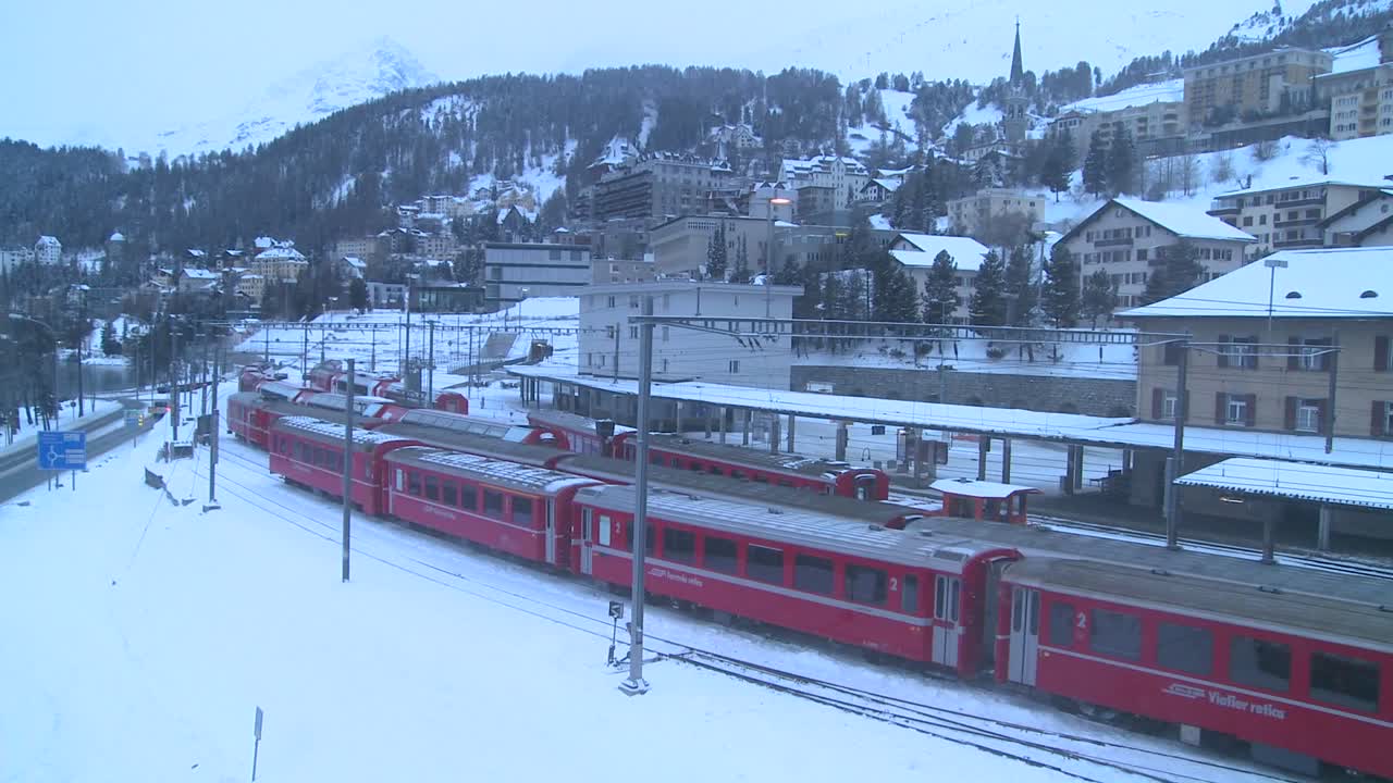 la estación de tren en st moritz suiza durante una tormenta de nieve 3
