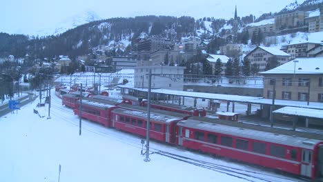 la estación de tren en st moritz suiza durante una tormenta de nieve 3