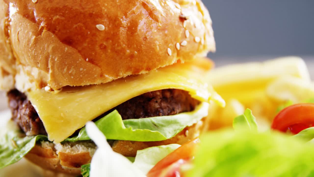 hamburguesa y ensalada en el plato