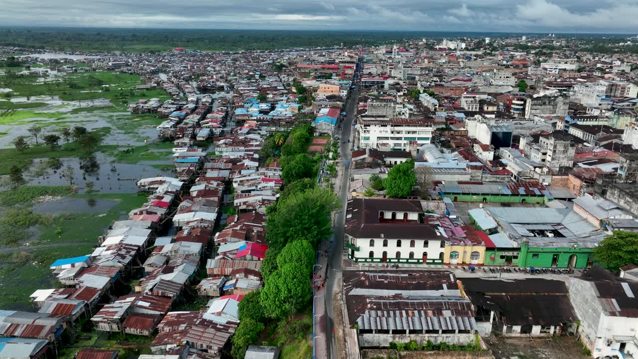 vista aérea de iquitos, perú, también conocida como la capital de la amazonía peruana