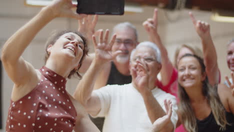 Mujer-Feliz-Tomando-Selfie-Con-El-Equipo-En-El-Salón-De-Baile