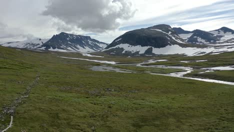 sendero para montar sylarna a través de un río