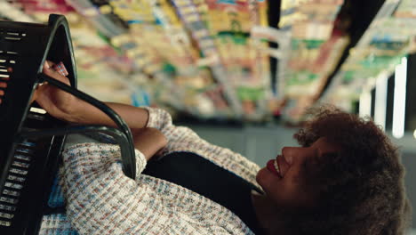 mujer comprando en una tienda de comestibles