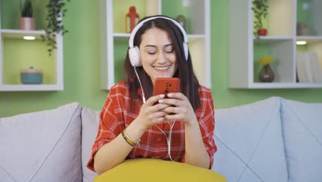 Cheerful-and-happy-young-woman-listening-to-music.