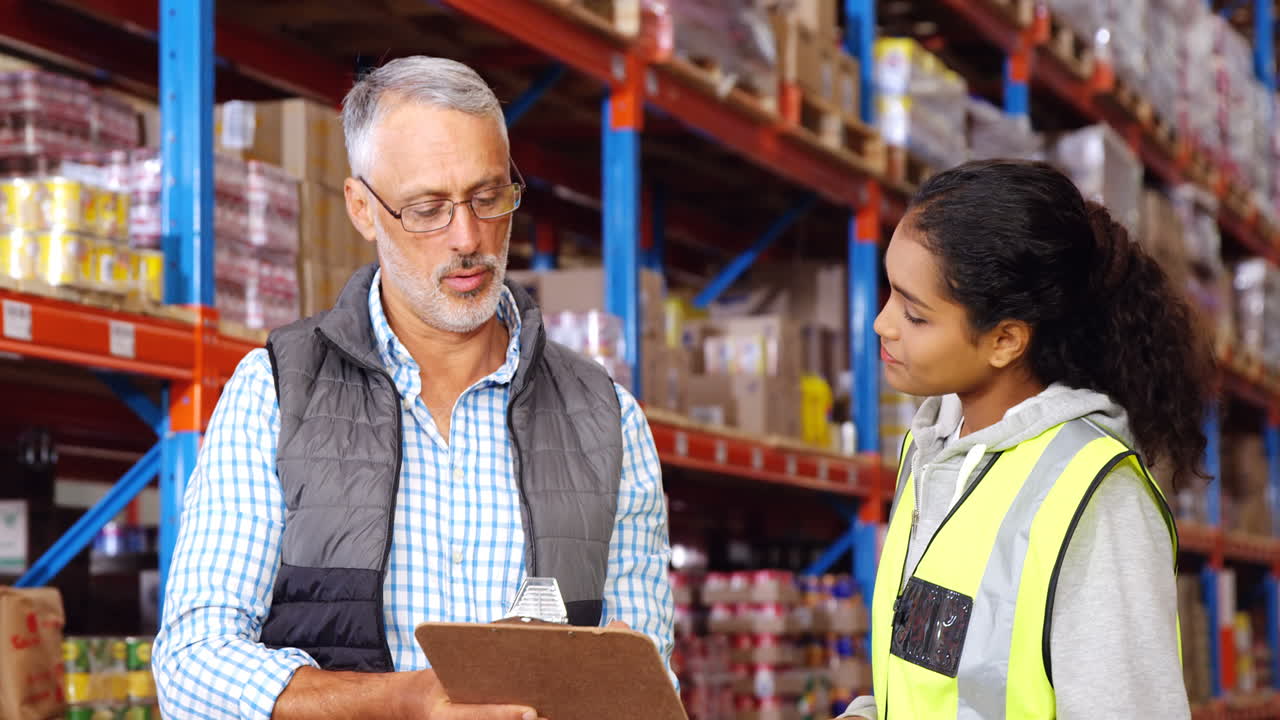 trabajadores de almacén trabajando juntos