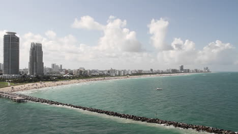 Plano-General-Del-Horizonte-De-Miami-Florida-Desde-El-Punto-De-Vista-De-Un-Crucero-1