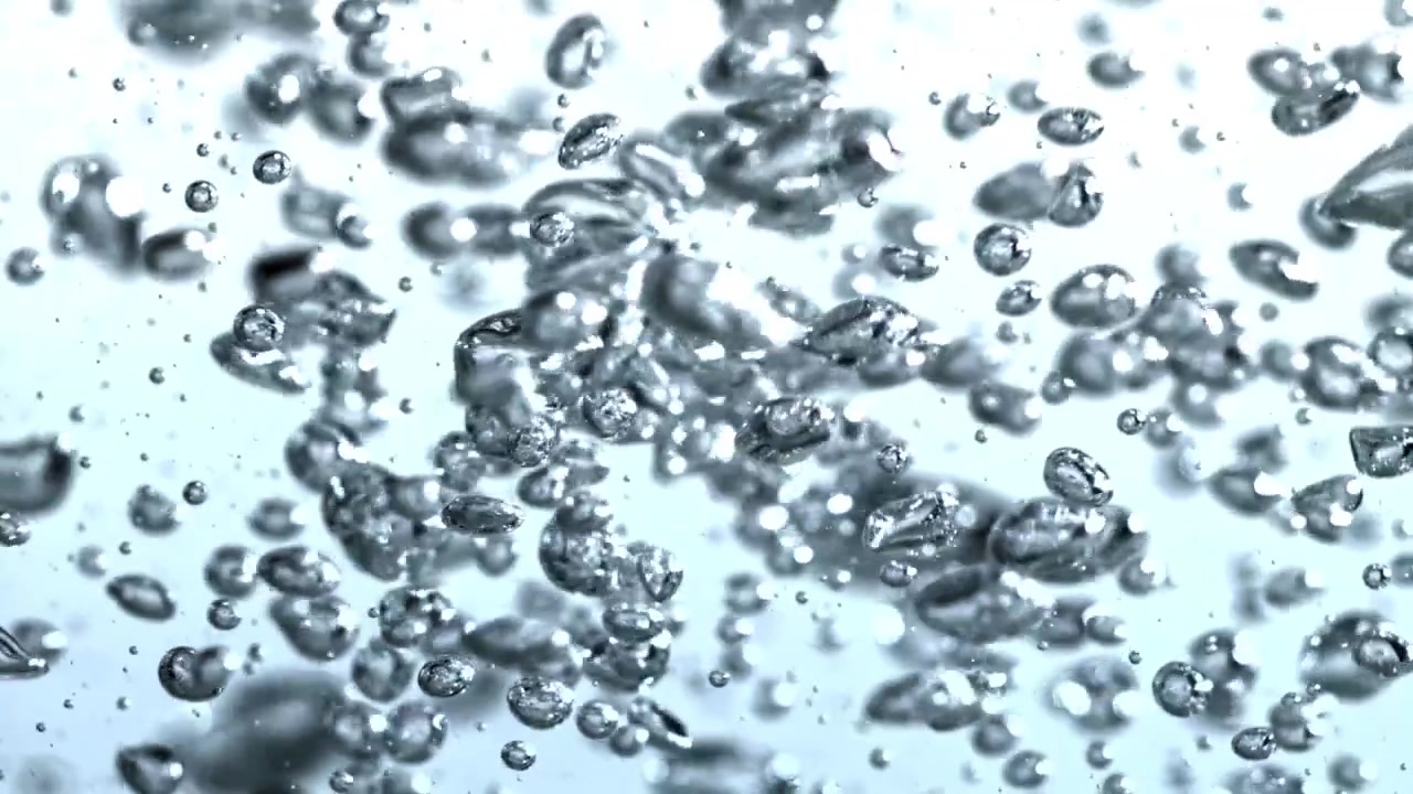 透明な水中で気泡が上昇するクローズアップ。