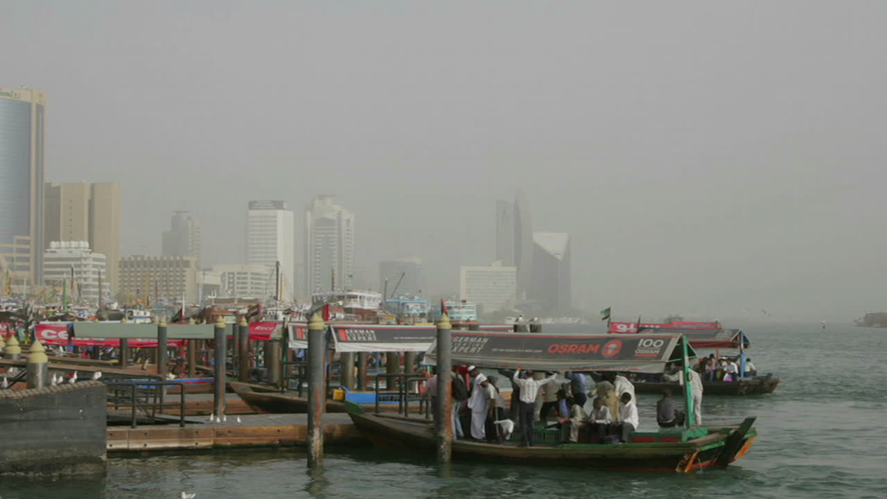 보트는 두바이의 항구에서 이 저속 촬영으로 왔다 갔다 합니다.