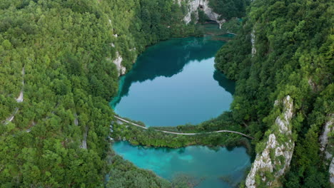 vista panorámica en el parque nacional de los lagos de plitvice, croacia - toma aérea de drones