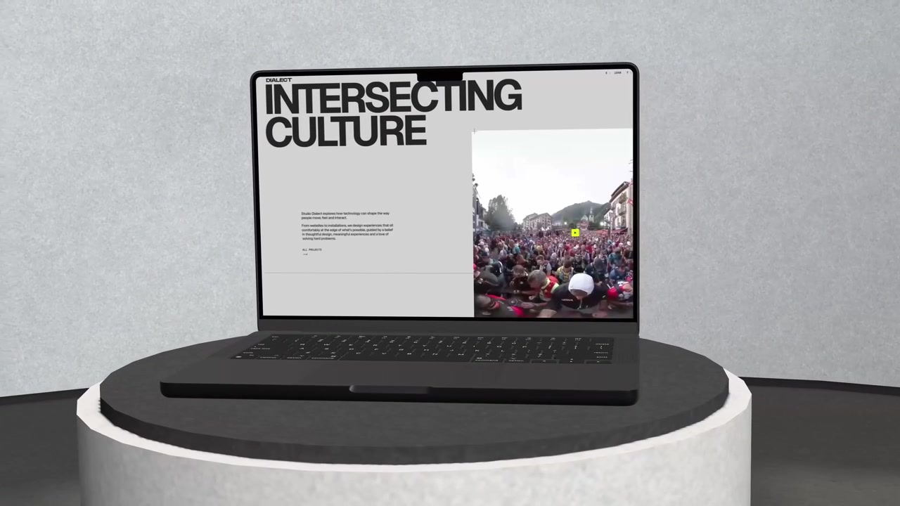 Moderne bærbar computer, der viser interaktivt websiteindhold