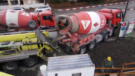 betonmischer mischt zement auf der baustelle, tel aviv, israel