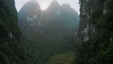 Vietnam-Montañas-Dramáticas-Aéreas-Paisaje-Escarpado-Belleza-Inspiradora