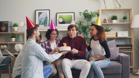 amigos celebrando un cumpleaños