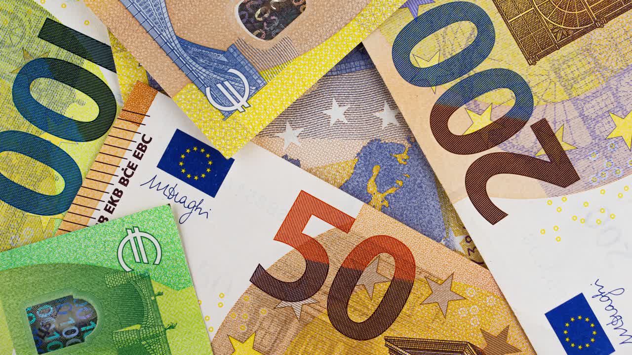 은행권, 유럽 통화 교환 상단에서 볼 수 있습니다.