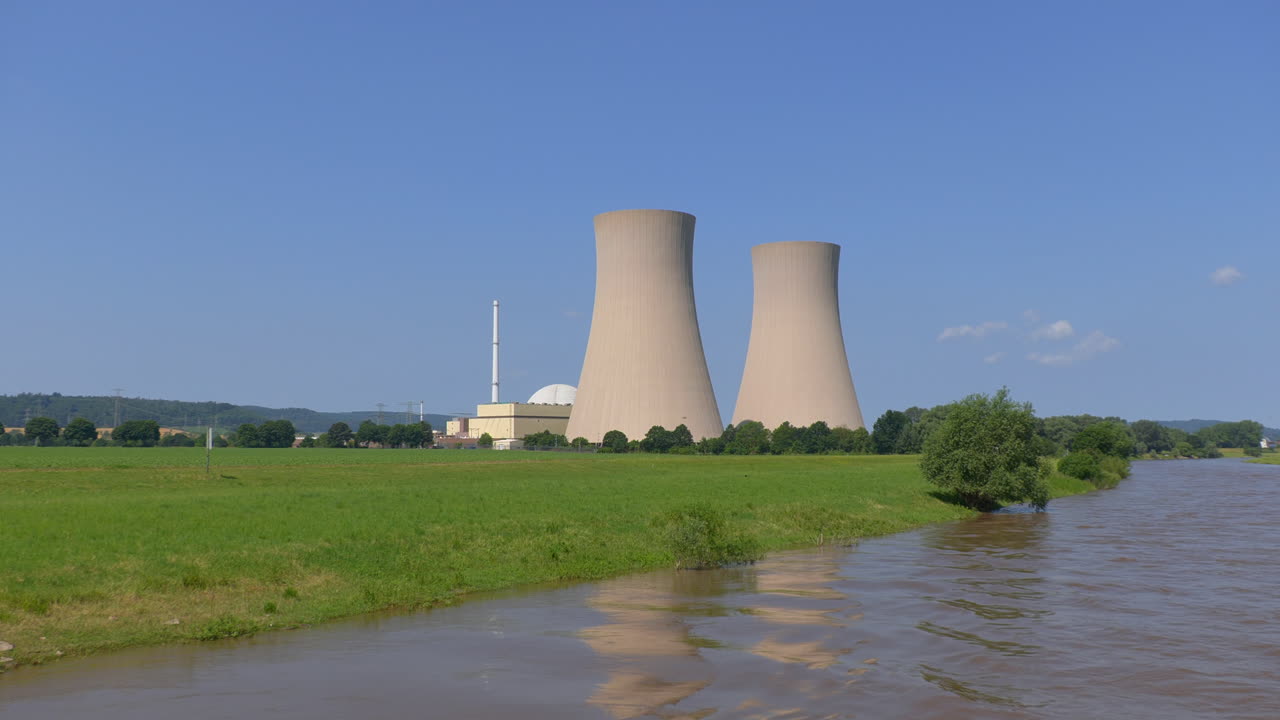 la central nuclear grohnde desmantelada se encuentra en el río weser al norte del distrito de grohnde en el municipio de baja sajonia de emmerthal en el distrito de hameln-pyrmont