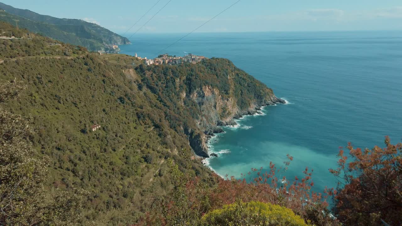 terre cinque corniglia: 구름과 지평선으로 해안이 드러납니다.