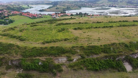 Flug-In-Einem-Ebenen-Berg,-Wo-Es-Alte-Siedlungen-Gab,-Die-Ihn-Bevölkerten.-Es-Gibt-Einen-Fluss-Und-Bevölkerungszentren.-Wir-Sehen-Vieh-Grasen,-Da-Es-Heute-Als-Weide-In-Kantabrien,-Spanien,-Genutzt-Wird