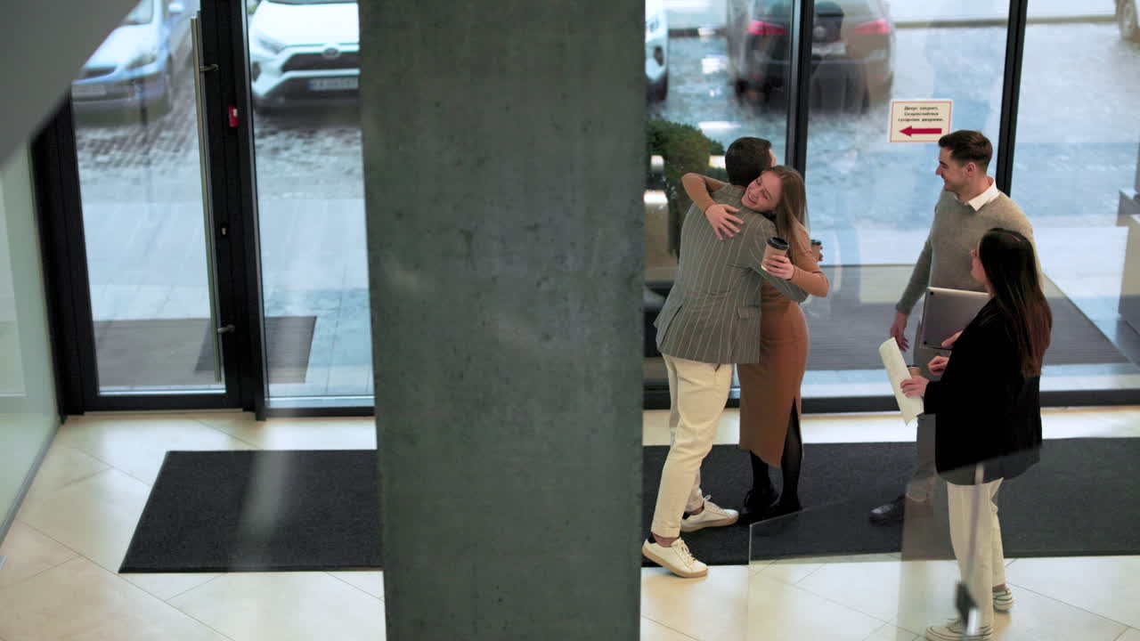 휴식시간에 이야기하는 동료들