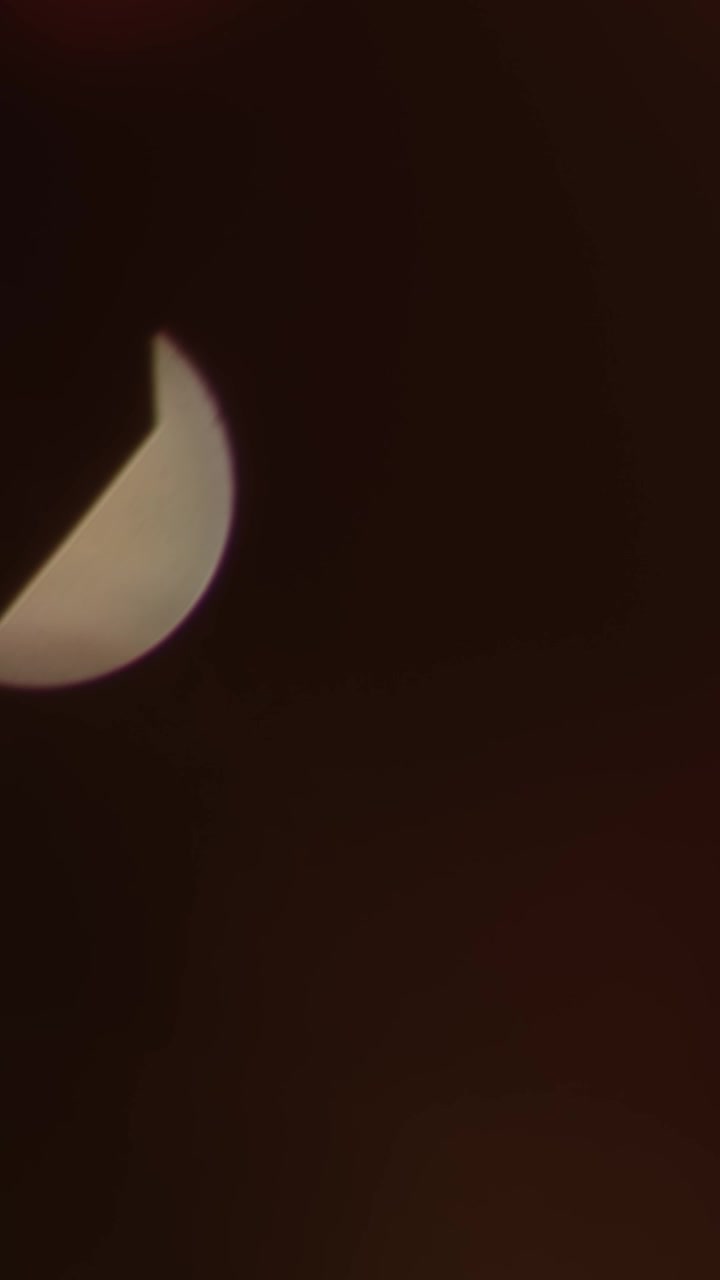 Rød anamorfisk flare og varm bokeh