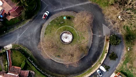 toma aérea cinematográfica de la rotonda con un coche conduciendo a través