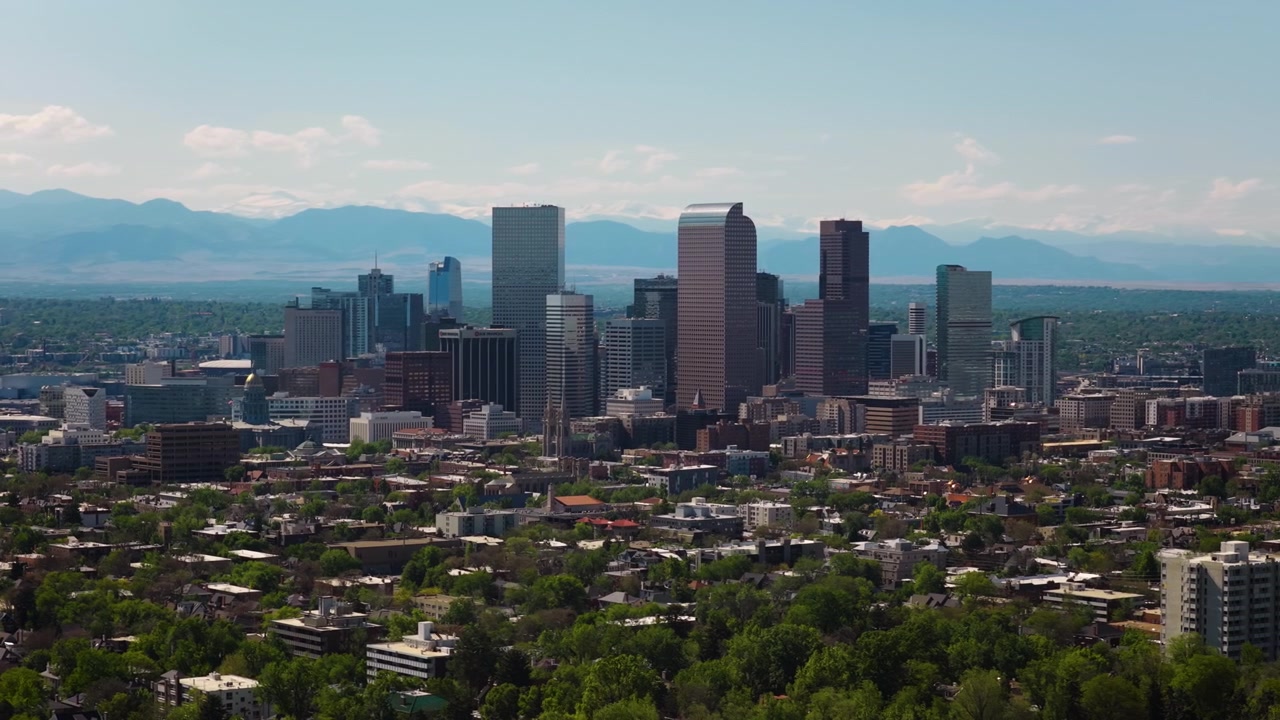 Denver Colorados bysilhuet, droneoptagelse sporer mod højre