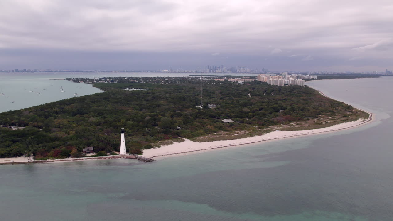 Vista aérea con dron del Faro de Cabo Florida en Key Biscayne con Miami de fondo