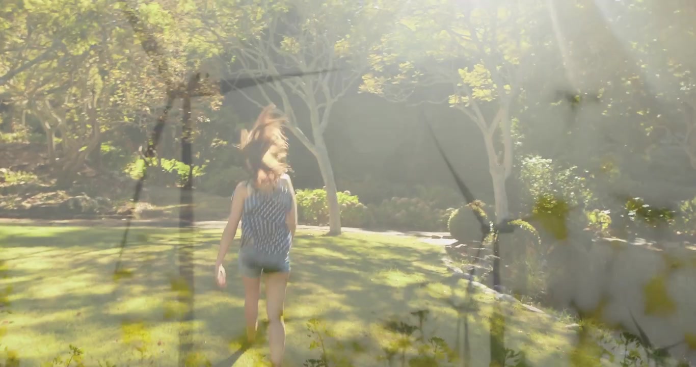 芝生を歩く女性、陽光が差し込む道が足取りを誘い、花のオーバーレイが融合し、健康のために日陰へ向かう。