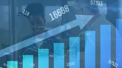 animación de datos financieros y gráficos sobre diversos compañeros de trabajo en la oficina