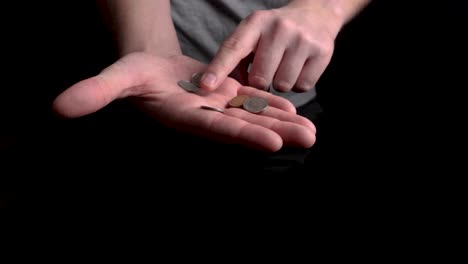 contando monedas de diez centavos donadas a la caridad, primer plano