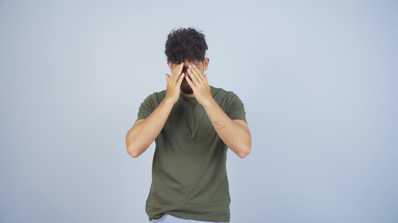 hombre con dolor de cabeza.