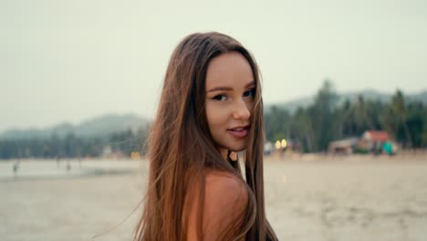 mujer en la playa