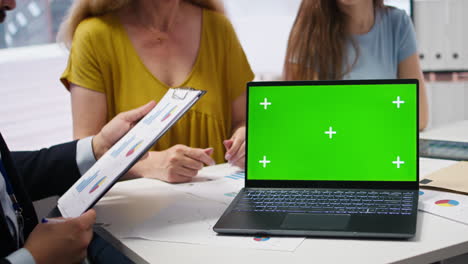 consultor que optimiza los gastos de vida de los clientes utilizando el cuaderno de modelos