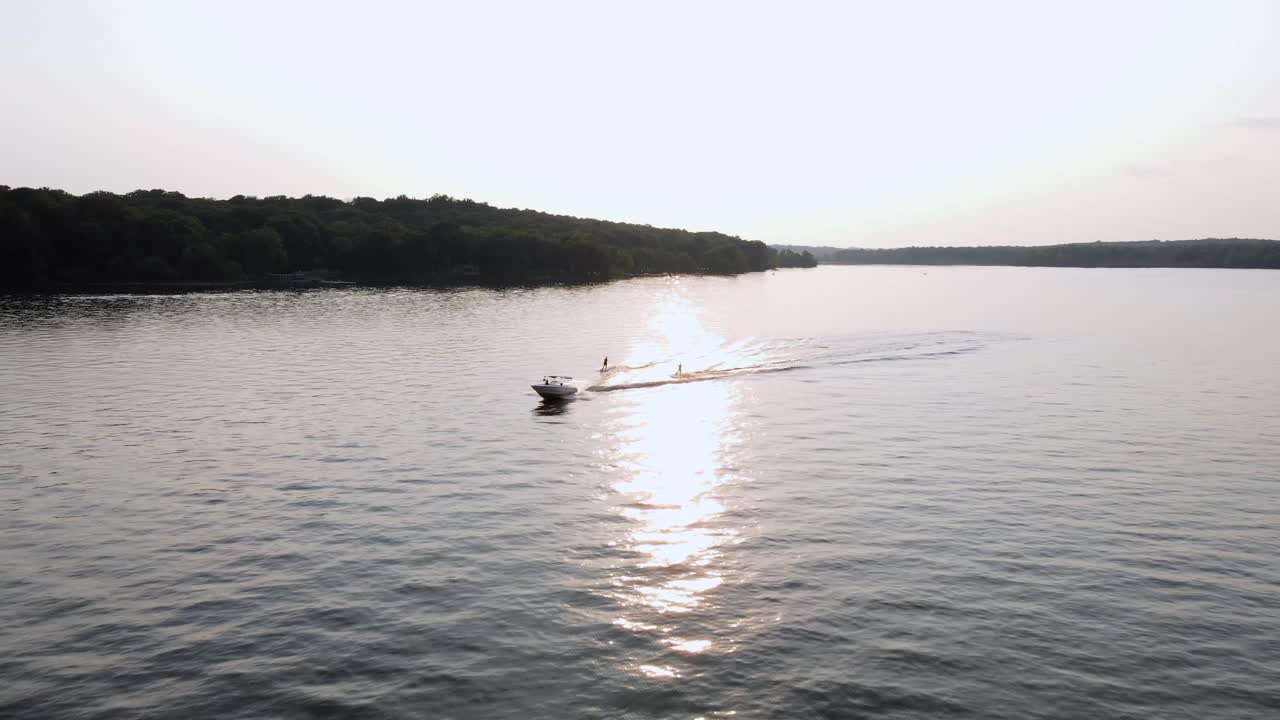 отличный вид с воздуха на водных лыжников на заливе пофик в вирджинии