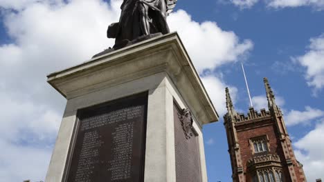 frente al edificio lanyon en queen's university en belfast, irlanda del norte