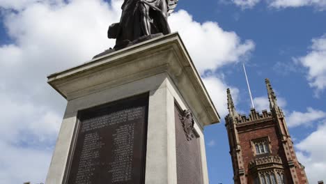 frente al edificio lanyon en queen&#39;s university en belfast, irlanda del norte