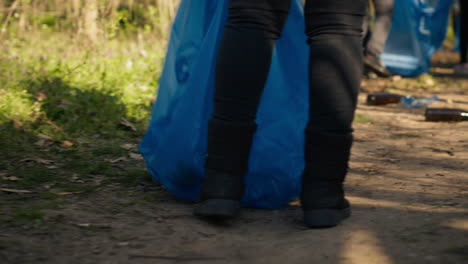 grupo de diversos activistas que utilizan herramientas de garras para agarrar basura y plástico