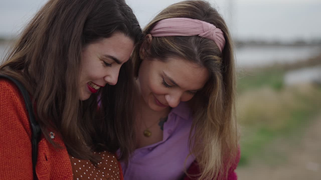 dos mujeres riendo al aire libre