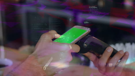 animación de procesamiento de datos sobre las manos de un hombre caucásico pagando con un teléfono inteligente con espacio para copiar
