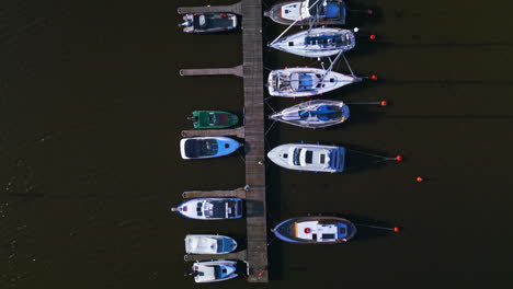 Foto-Superior-De-Pequeñas-Embarcaciones-Atracadas-En-Un-Pequeño-Muelle-O-Muelle-En-Helsinki,-Finlandia,-Una-Sola-Fila