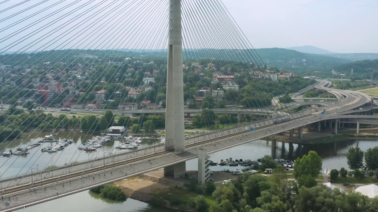corredores de maratón en el puente ada que cruza el río sava en belgrado, serbia