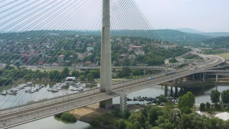 Marathonläufer-An-Der-Ada-brücke-über-Den-Fluss-Sava-In-Belgrad,-Serbien